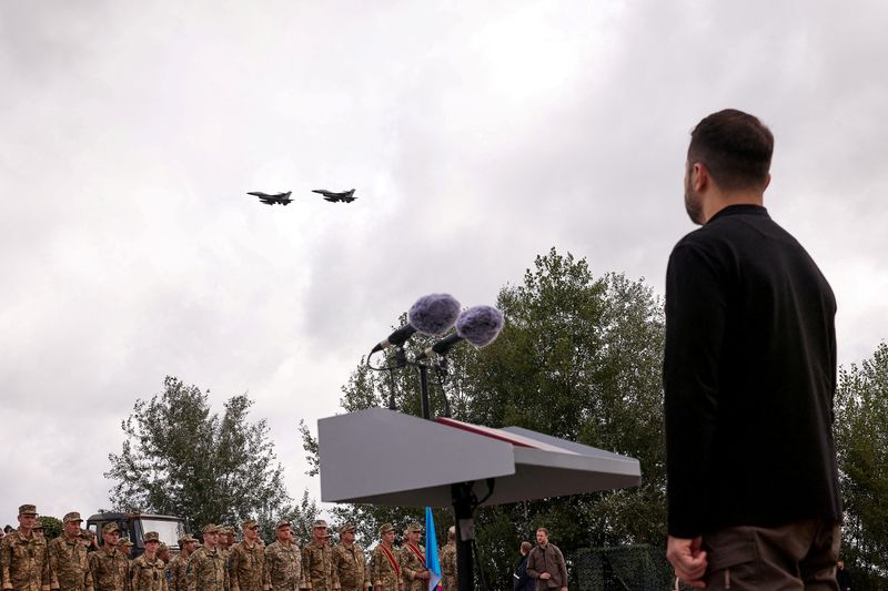 &copy; Reuters. Presidente ucraniano Volodymyr Zelenskiy observa aeronaves F-16n 4/8/2024   Divulgação via REUTERS