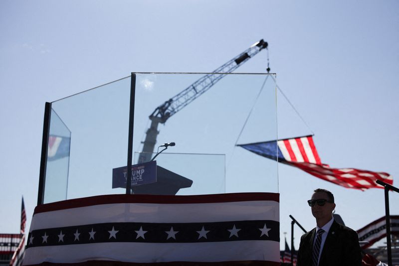 © Reuters. A Secret Service officer stands next to bulletproof glass on a stand from which Republican presidential nominee and former U.S. President Donald Trump will hold his campaign rally in Wilmington, North Carolina, U.S., September 21, 2024.  REUTERS/Carlos Barria