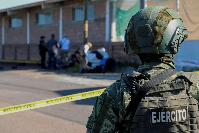 &copy; Reuters. FILE PHOTO: Mexican security forces respond at the scene of a crime where five men were murdered amid a wave of violence between armed groups in Culiacan, Mexico September 15, 2024. REUTERS/Jesus Bustamante/File Photo