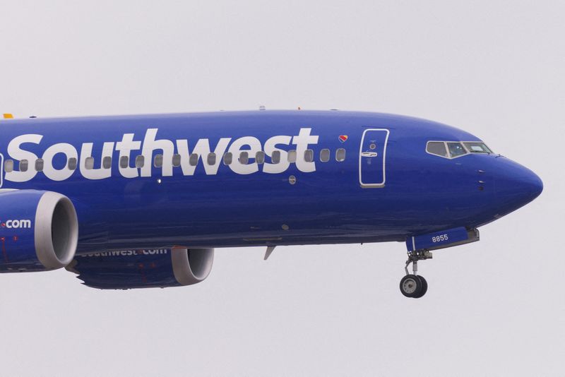 © Reuters. FILE PHOTO: Southwest Airlines pilots approach to land at San Diego International Airport in San Diego, California, U.S., May 18, 2023. REUTERS/Mike Blake/File Photo