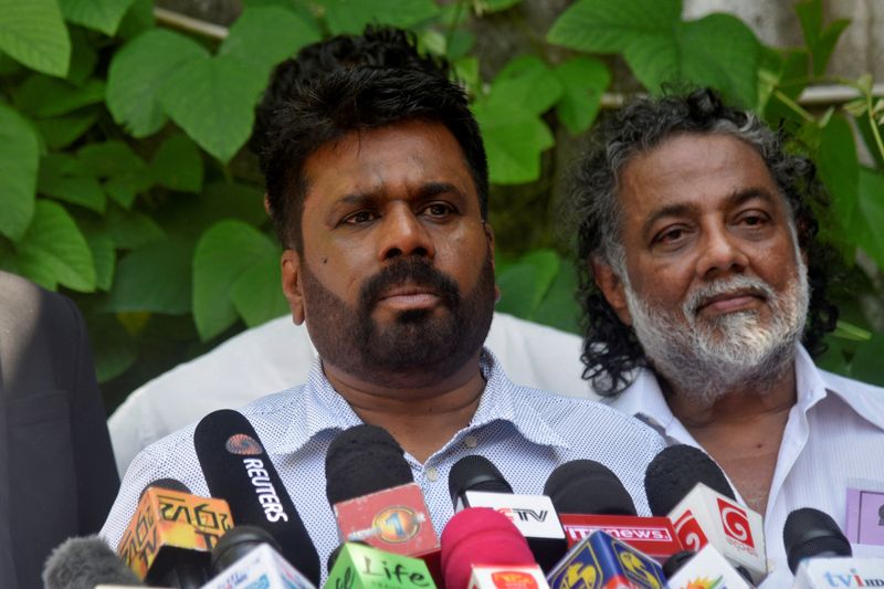 © Reuters. Anura Kumara Dissanayake, the presidential candidate from National People's Power, speaks to the press after casting his vote at a polling station, on the day of the presidential election, in Colombo, Sri Lanka, September 21, 2024. REUTERS/Stringer