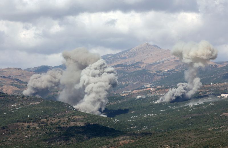 © Reuters. Smoke rises from Jabal al-Rihan, amid ongoing cross-border hostilities between Hezbollah and Israeli forces, as pictured from Marjayoun, near the border with Israel, September 21, 2024. REUTERS/Karamallah Daher   