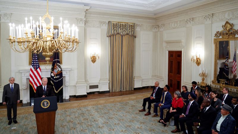 &copy; Reuters. FILE PHOTO: U.S. Attorney General Merrick Garland stands next to U.S. President Joe Biden during the delivery of remarks after a roundtable discussion with advisors on steps to curtail U.S. gun violence, at the White House in Washington, U.S. June 23, 202