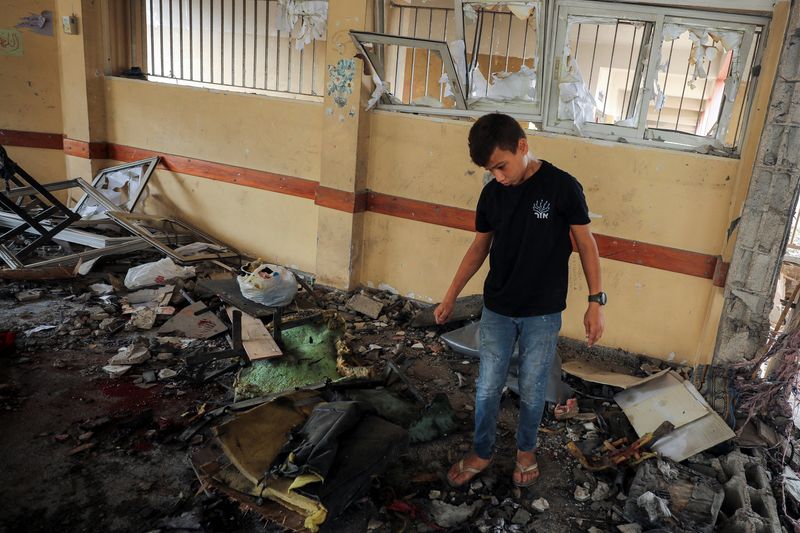 &copy; Reuters. A Palestinian inspects the damage to a school sheltering displaced people after it was hit by an Israeli strike, amid the Israel-Hamas conflict, at Beach refugee camp in Gaza City, September 22, 2024. REUTERS/Dawoud Abu Alkas