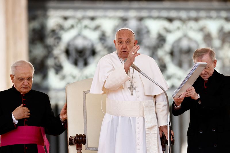 ©Reuters. FOTO DE ARQUIVO: Papa Francisco fala durante a audiência geral semanal na Praça de São Pedro, no Vaticano, 18 de setembro de 2024. REUTERS/Yara Nardi/Foto de arquivo