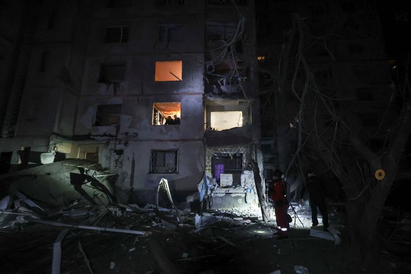 © Reuters. Emergency employees work at a site of an apartment building hit by a Russian air strike, amid Russia's attack on Ukraine, in Kharkiv, Ukraine September 21, 2024. REUTERS/Vyacheslav Madiyevskyy