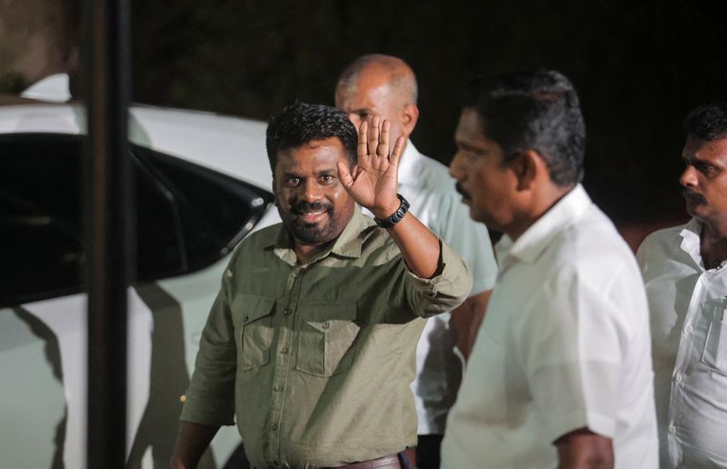 © Reuters. Anura Kumara Dissanayake, leader of the National People's Power (NPP) party, gestures after he claimed the victory in the presidential election, in Colombo, Sri Lanka, September 22, 2024. REUTERS/Dinuka Liyanawatte