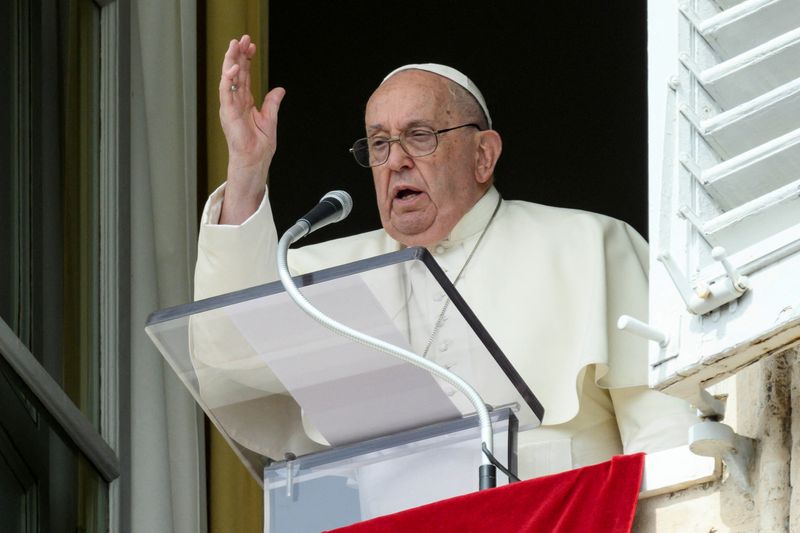 © Reuters. Pope Francis leads the Angelus prayer from his window on the day he condemned the killing of an environmental activist in Honduras, at the Vatican September 22, 2024.  Vatican Media/­Handout via REUTERS