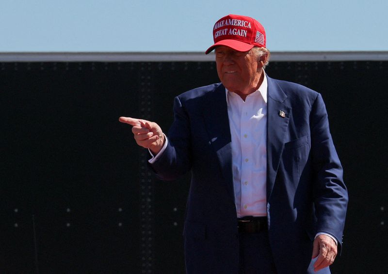 © Reuters. FILE PHOTO: Republican presidential nominee and former U.S. President Donald Trump gestures as he holds a campaign rally in Wilmington, North Carolina, U.S., September 21, 2024. REUTERS/Brian Snyder/File Photo