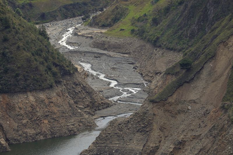 © Reuters. FILE PHOTO: A view shows a small stream that feeds the Paute river, affected by a severe drought, in Paute, Ecuador September 17, 2024. REUTERS/Karen Toro/File Photo