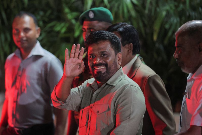 © Reuters. Anura Kumara Dissanayake, leader of the National People's Power (NPP) party, greets as he leaves the election commission after he claimed the victory in the presidential election, in Colombo, Sri Lanka, September 22, 2024. REUTERS/Dinuka Liyanawatte