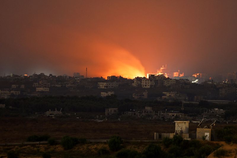 &copy; Reuters. FILE PHOTO: Fire burns in north Gaza, amid the ongoing conflict between Israel and the Palestinian Islamist group Hamas, as seen from Israel, June 1, 2024. REUTERS/Amir Cohen/File Photo