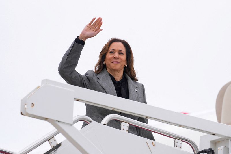 © Reuters. Democratic presidential nominee Vice President Kamala Harris departs Andrews Air Force Base, Maryland, Sunday, Sept. 22, 2024, en route to New York. Matt Rourke/Pool via REUTERS