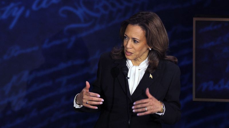 &copy; Reuters. FILE PHOTO: Democratic presidential nominee, U.S. Vice President Kamala Harris gestures as she speaks during a presidential debate with Republican presidential nominee, former U.S. President Donald Trump, hosted by ABC in Philadelphia, Pennsylvania, U.S.,