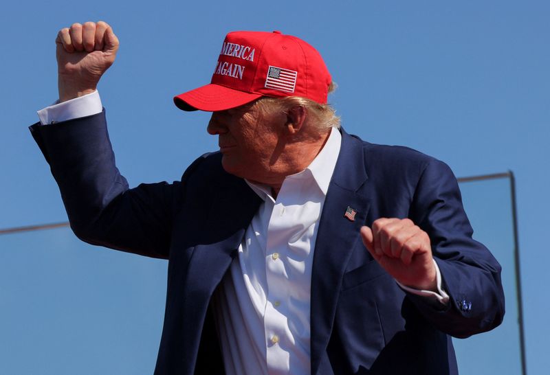 &copy; Reuters. FILE PHOTO: Republican presidential nominee and former U.S. President Donald Trump gestures at a campaign rally in Wilmington, North Carolina, U.S., September 21, 2024. REUTERS/Brian Snyder/File Photo