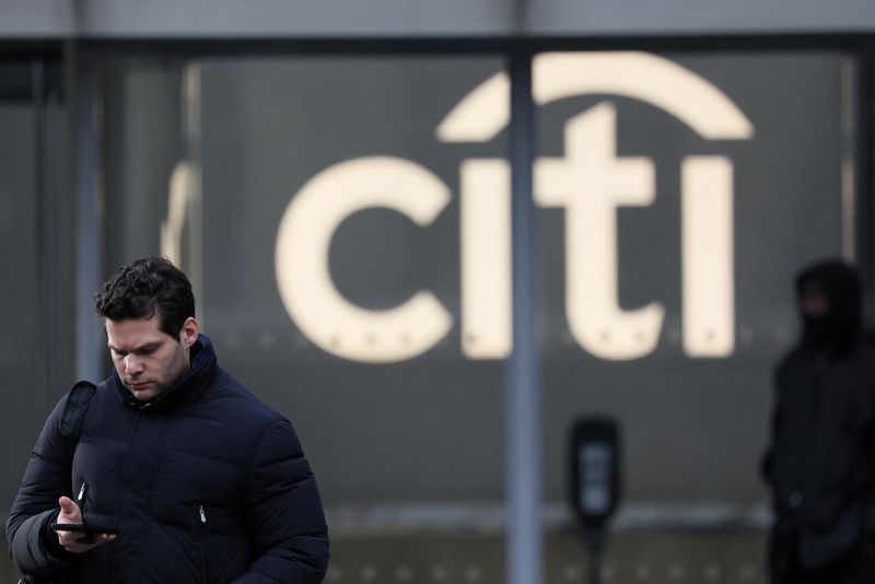 © Reuters. FILE PHOTO: A worker leaves the Citi headquarters in New York, U.S., January 22, 2024. REUTERS/Brendan McDermid/File Photo