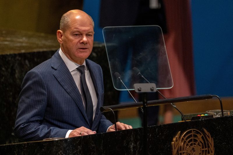 © Reuters. FILE PHOTO: German Chancellor Olaf Scholz addresses the 