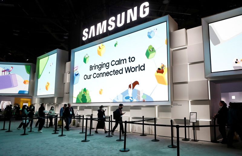 &copy; Reuters. FILE PHOTO: Attendees line up to enter the Samsung booth during CES 2023, an annual consumer electronics trade show, in Las Vegas, Nevada, U.S. January 6, 2023.  REUTERS/Steve Marcus/File Photo