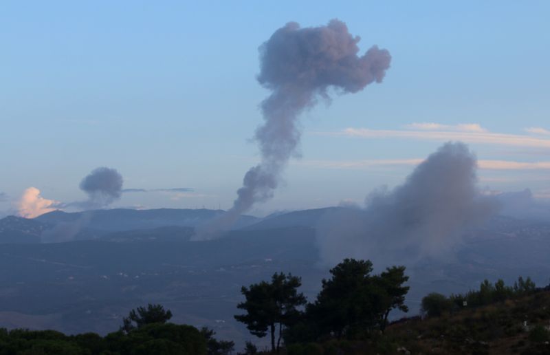 &copy; Reuters. Smoke billows over southern Lebanon following Israeli strikes, amid ongoing cross-border hostilities between Hezbollah and Israeli forces, as pictured from Marjayoun, near the border with Israel, September 23, 2024. REUTERS/Karamallah Daher