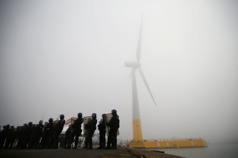 &copy; Reuters. FILE PHOTO: French riot police take position as part of a demonstration by dockers during the inauguration of the first French offshore floating wind turbine, Floatgen, in the port of Saint-Nazaire, France, October 13, 2017. REUTERS/Stephane Mahe/File Pho