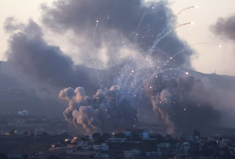 © Reuters. Smoke billows over southern Lebanon following Israeli strikes, amid ongoing cross-border hostilities between Hezbollah and Israeli forces, as seen from Tyre, southern Lebanon September 23, 2024. REUTERS/Aziz Taher