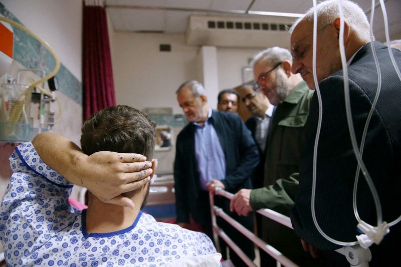 © Reuters. FILE PHOTO: Iran's President Masoud Pezeshkian visits one of the victims injured by pager explosions across Lebanon, in a hospital in Tehran, Iran, September 20, 2024. Iran's Presidency/WANA (West Asia News Agency)/Handout via REUTERS/File Photo