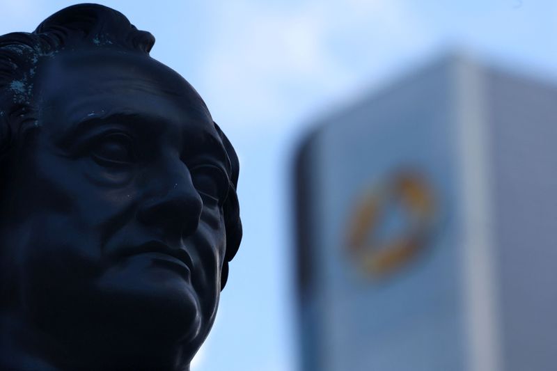 &copy; Reuters. La statua dello scrittore tedesco Johann Wolfgang von Goethe è visibile accanto alla sede della Commerzbank, un giorno prima della reintegrazione della banca nell'indice azionario tedesco DAX a Francoforte, Germania, 26 febbraio 2023. REUTERS/Kai Pfaffen