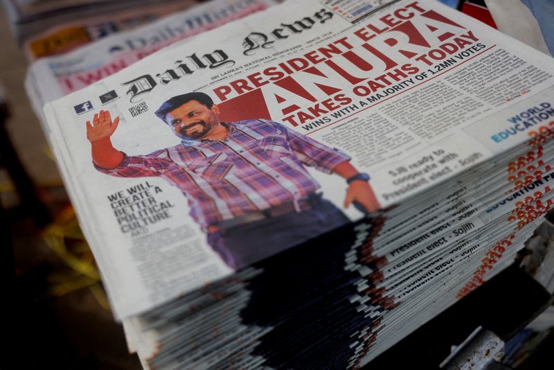 © Reuters. The frontpage of a newspaper placed on a stack shows an image of Anura Kumara Dissanayake from the National People's Power (NPP) alliance who is elected as new president of Sri Lanka after his victory in the presidential election, in Colombo, Sri Lanka, September 23, 2024. REUTERS/Dinuka Liyanawatte