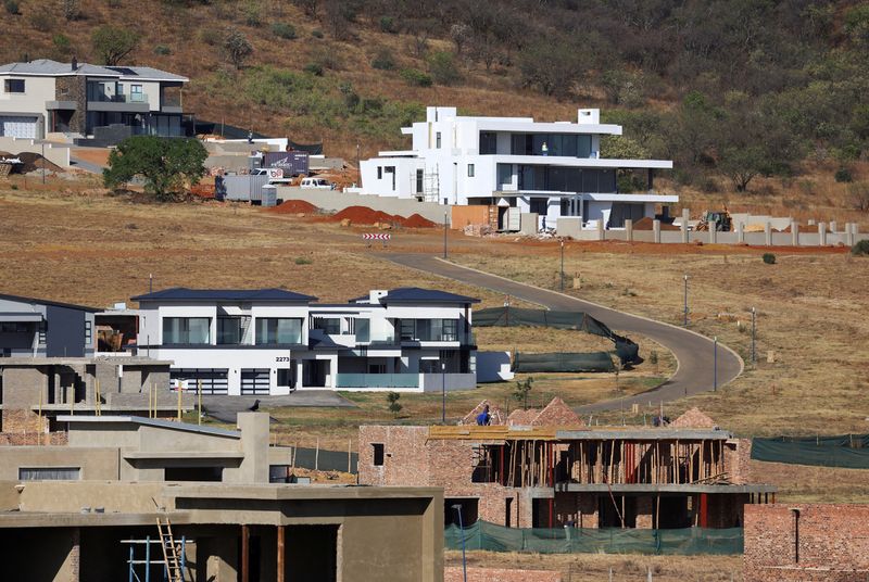 &copy; Reuters. Workers are seen at a construction site of a housing estate, ahead of the interest rates announcement decision by the South African Reserve Bank, in Eikenhof, in the south of Johannesburg, South Africa, September 19, 2024. REUTERS/Siphiwe Sibeko/File Phot