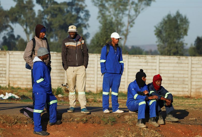 © Reuters. FILE PHOTO: Job seekers wait beside a road for casual work offered by passing motorists, in Eikenhof, south of Johannesburg, South Africa, September 19, 2024. REUTERS/Siphiwe Sibeko/File Photo