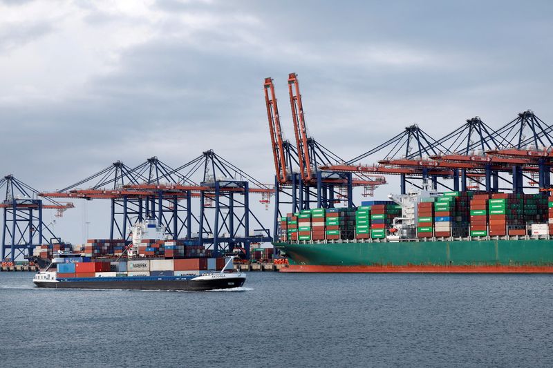 © Reuters. FILE PHOTO: Containers in the Port of Rotterdam are seen in Rotterdam, Netherlands, November 1, 2022. REUTERS/Piroschka van de Wouw/File Photo