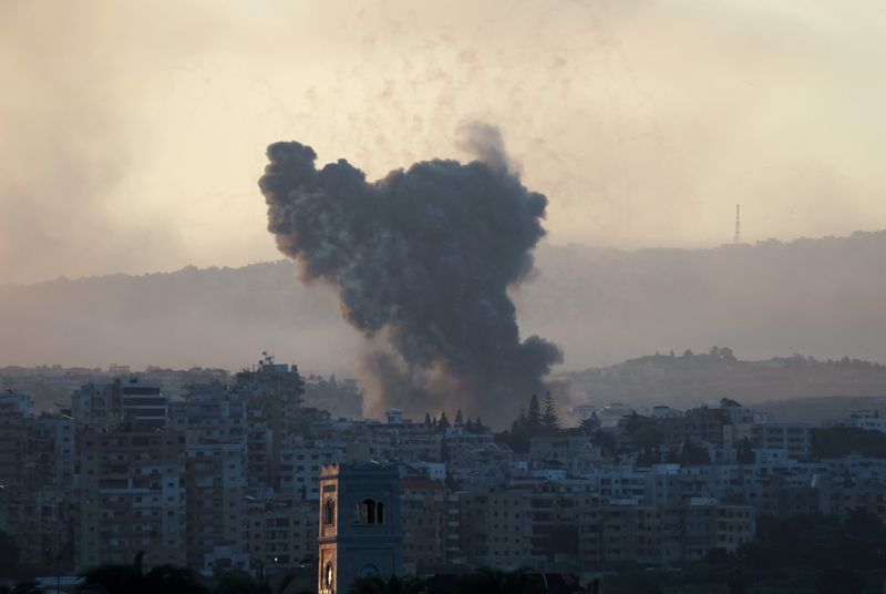 &copy; Reuters. Fumo sul Libano meridionale a seguito di attacchi israeliani, nel contesto delle ostilità transfrontaliere in corso tra Hezbollah e le forze israeliane, visto da Tiro, Libano meridionale, 23 settembre 2024. REUTERS/Aziz Taher