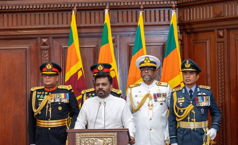 © Reuters. Sri Lanka's newly elected President Anura Kumara Dissanayake addresses a gathering after taking his oath of office at the Presidential Secretariat, in Colombo, Sri Lanka, September 23, 2024. Sri Lanka President Media/Handout via REUTERS