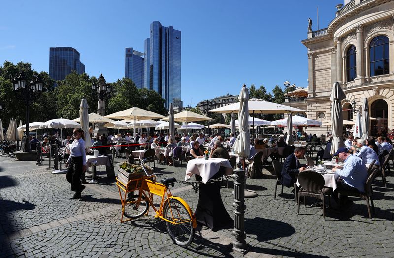 &copy; Reuters. Persone pranzano accanto al vecchio teatro dell'opera nel quartiere finanziario di Francoforte, Germania, 8 settembre 2020, REUTERS/Kai Pfaffenbach/