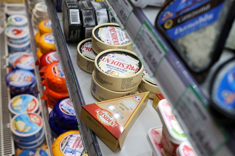 © Reuters. FILE PHOTO: Cheese products are displayed at the dairy section of a supermarket in Beijing, China August 22, 2024. REUTERS/Florence Lo/File Photo