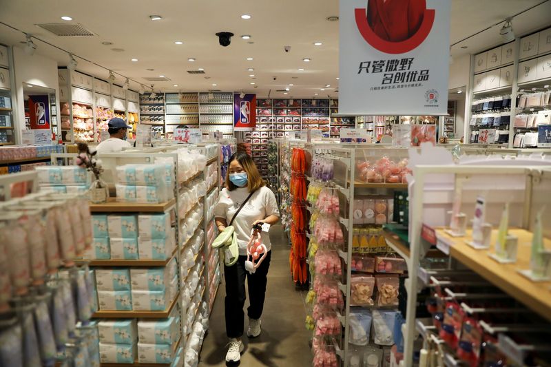 &copy; Reuters. FILE PHOTO: A customer shops at a store of Chinese retailer MINISO Group in Beijing, China September 13, 2021. REUTERS/Tingshu Wang/File Photo