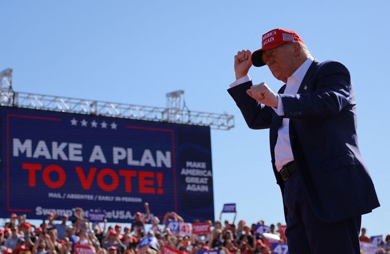 &copy; Reuters. Republican presidential nominee and former U.S. President Donald Trump gestures at a campaign rally in Wilmington, North Carolina, U.S., September 21, 2024. REUTERS/Brian Snyder/File Photo