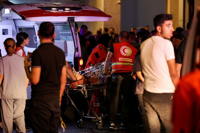 &copy; Reuters. Pessoa é levada a hospital em Beirute após explosão de pagersn 17/9/2024    REUTERS/Mohamed Azakir