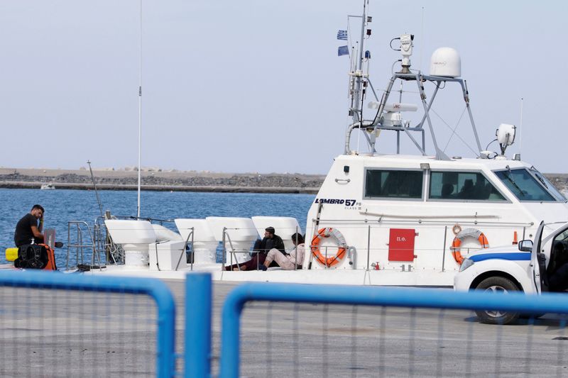 © Reuters. Rescued migrants are seen onboard a Hellenic Coast Guard vessel, following a SAR operation, at the port of Karlovasi, on the island of Samos, Greece, September 23, 2024. REUTERS/Sofianos Drapaniotis