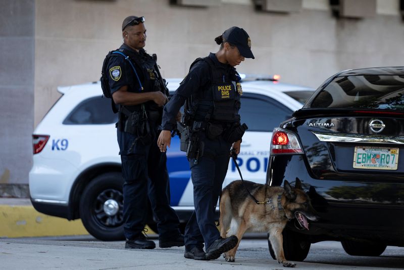 © Reuters. Law enforcement officers stand outside the Paul G Rogers Federal Building U.S. Courthouse ahead of the audience for Ryan W. Routh, the reported suspect in an apparent assassination attempt on Republican presidential nominee and former U.S. President Donald Trump, in West Palm Beach, Florida, U.S. September 23, 2024. REUTERS/Marco Bello