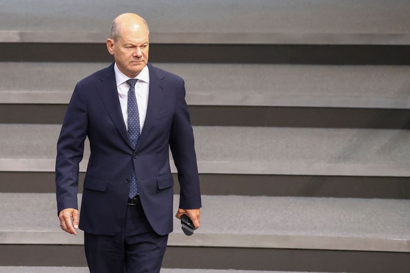 &copy; Reuters. Il cancelliere tedesco Olaf Scholz cammina nel giorno di una sessione del Bundestag sul bilancio 2025, a Berlino, Germania, 11 settembre 2024. REUTERS/Liesa Johannssen