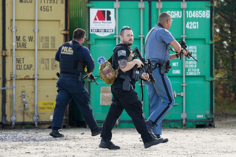 © Reuters. FILE PHOTO: Members of law enforcement search a farm, as the search for the suspect in the deadly mass shootings in Lewiston continues, in Lisbon Falls, Maine, U.S. October 27, 2023. REUTERS/Kevin Lamarque