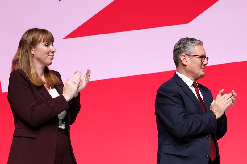 © Reuters. British Deputy Prime Minister Angela Rayner and Prime Minister Keir Starmer applaud at Britain's Labour Party's annual conference in Liverpool, Britain, September 23, 2024. REUTERS/Phil Noble