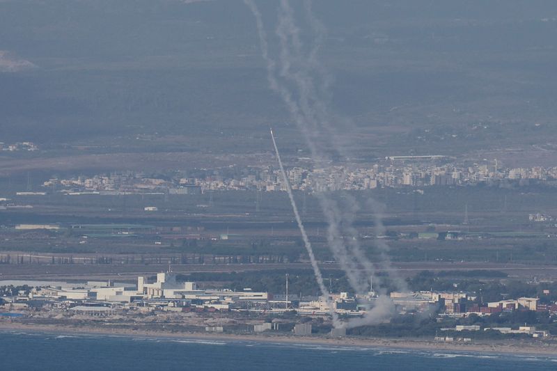 &copy; Reuters. Il sistema antimissile israeliano Iron Dome è in funzione per intercettare il lancio di razzi dal Libano verso Israele, nel corso delle ostilità transfrontaliere tra Hezbollah e Israele, visto da Haifa, Israele, 23 settembre 2024. REUTERS/Ronen Zvulun