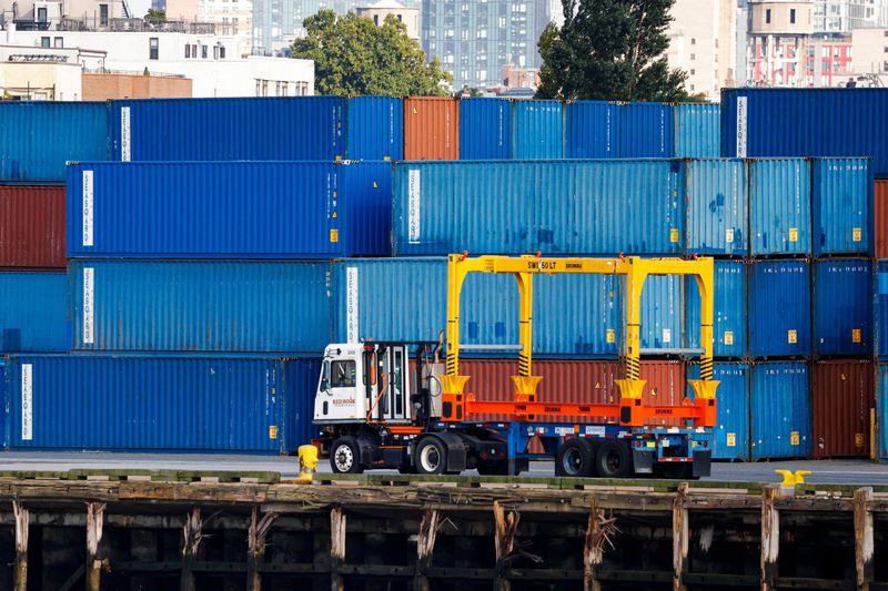 &copy; Reuters. Shipping containers are stacked on a pier at the Red Hook Terminal in Brooklyn, New York, U.S., September 20, 2024.  REUTERS/Brendan McDermid