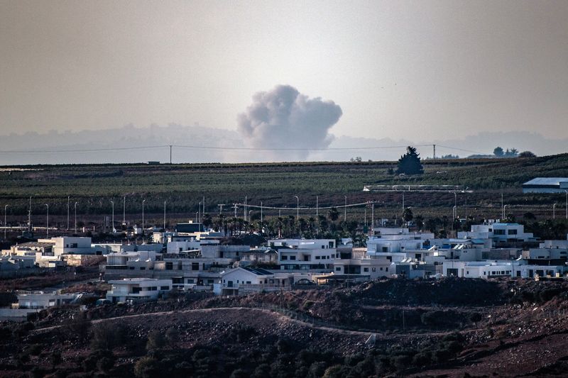 © Reuters. Smoke billows over southern Lebanon following Israeli strikes, amid ongoing cross-border hostilities between Hezbollah and Israeli forces, as seen from the Israeli side of Israel Lebanon border September 23, 2024 REUTERS/Gil Eliyahu