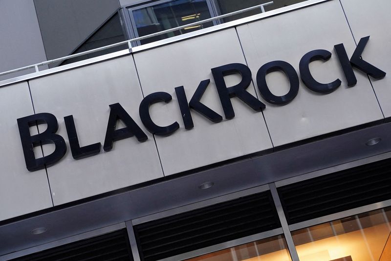 &copy; Reuters. Il logo di BlackRock è raffigurato all'esterno della sua sede nel quartiere di Manhattan a New York City, New York, Stati Uniti, 25 maggio 2021.  REUTERS/Carlo Allegri