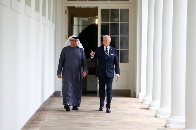 © Reuters. U.S. President Joe Biden walks down the colonnade with United Arab Emirates President Sheikh Mohamed bin Zayed Al Nahyan on the day they hold a bilateral meeting, at the White House, in Washington, U.S. September 23, 2024. REUTERS/Evelyn Hockstein