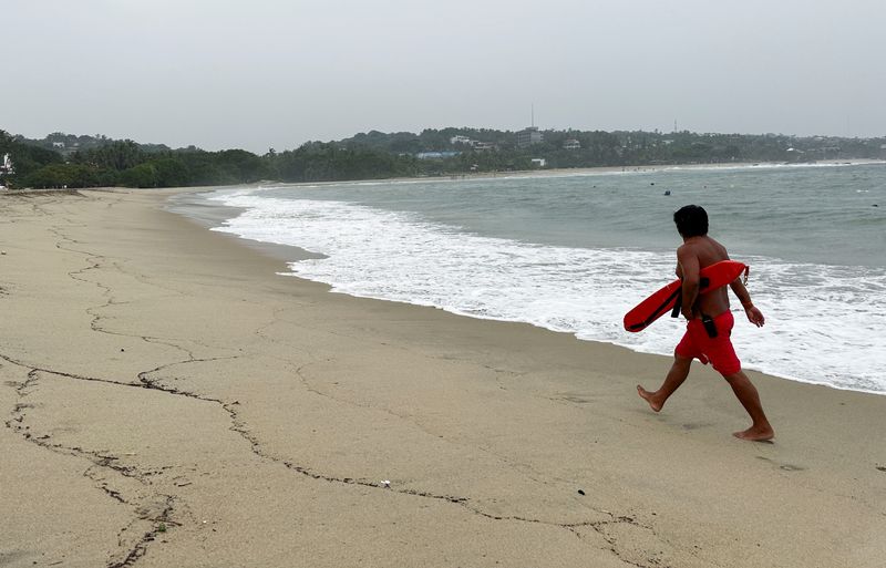 &copy; Reuters. A lifeguard walks along a beach ahead of the arrival of Storm John, in Puerto Escondido, Oaxaca state, Mexico September 23, 2024. REUTERS/Fredy Garcia