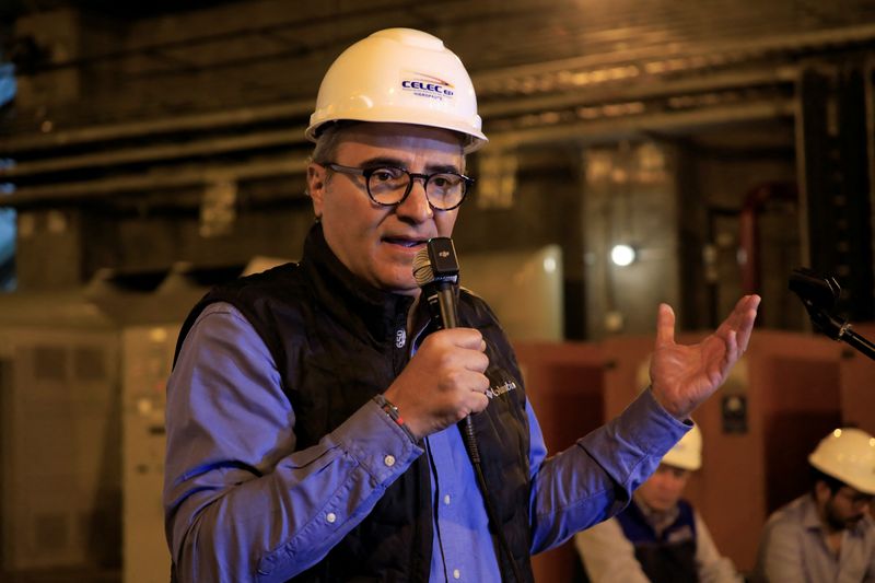 © Reuters. FILE PHOTO: Antonio Goncalves, Minister of Energy and Mines, speaks at a press conference at the Mazar dam, in San Pablo, Ecuador September 17, 2024. REUTERS/Karen Toro/File Photo